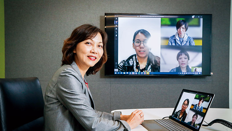 台灣微軟商務事務群副總經理陳慧蓉認為，跨國開會因不同文化而異，像日、韓都喜歡開視訊會議，習慣看到人，做為管理者，就是配合大家習慣的方式。